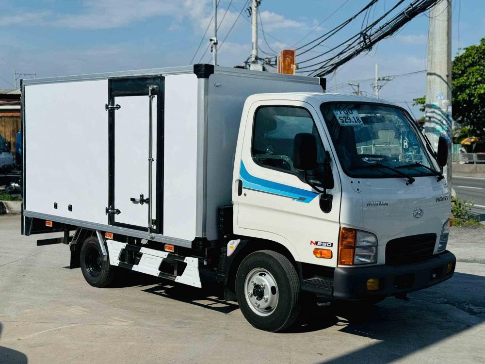 Hyundai N250 thùng kín Composite – góc chụp 1