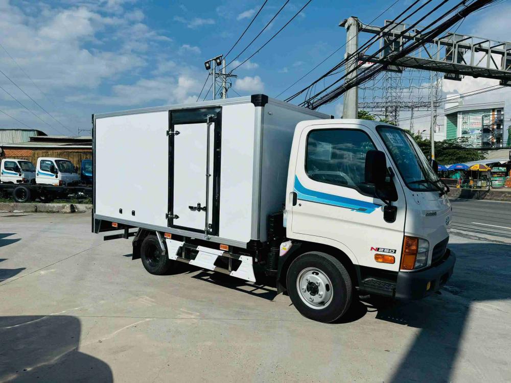 Hyundai N250 thùng kín Composite – góc chụp 2