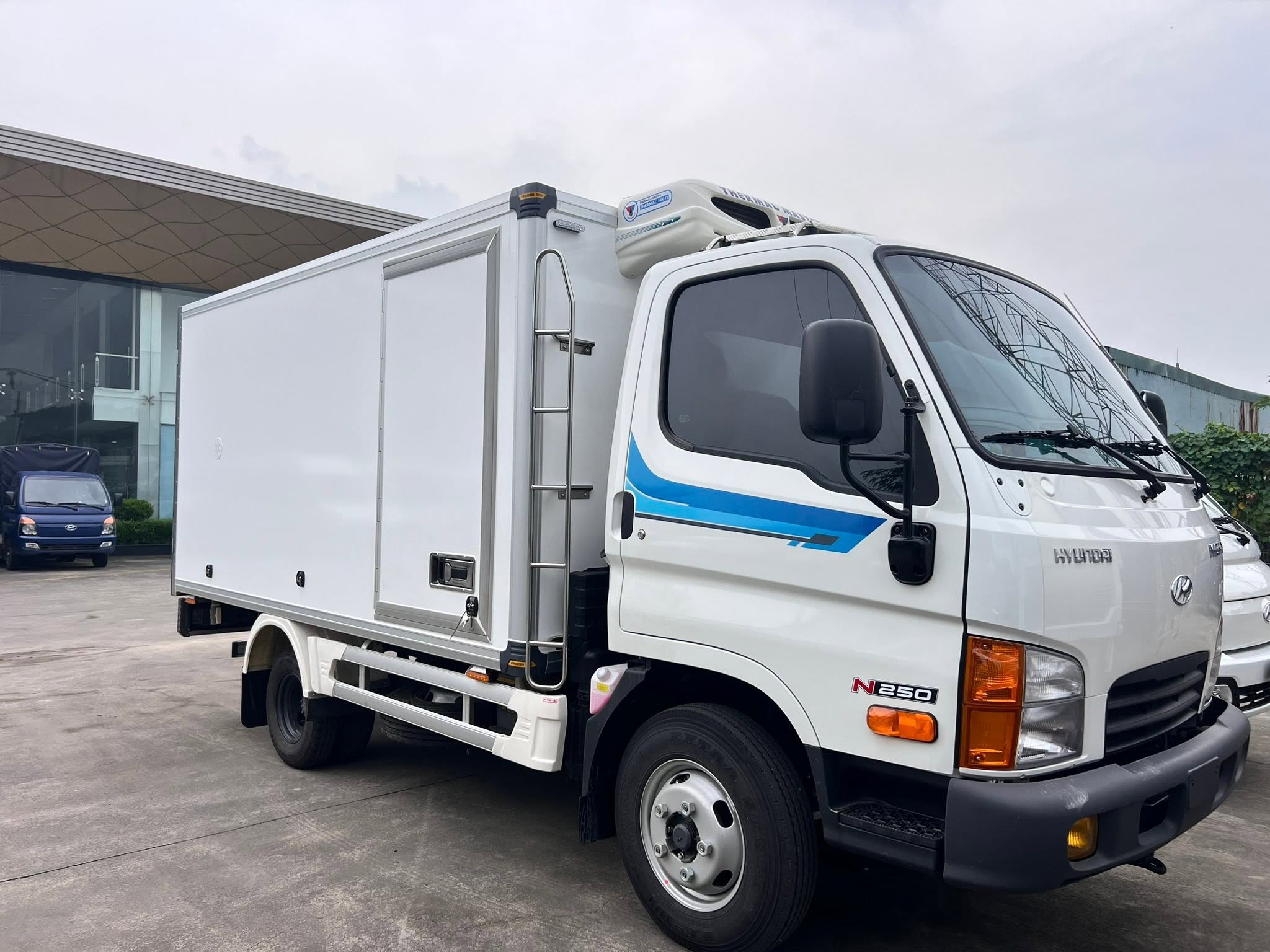 Hyundai N250 thùng đông lạnh – góc chụp 1