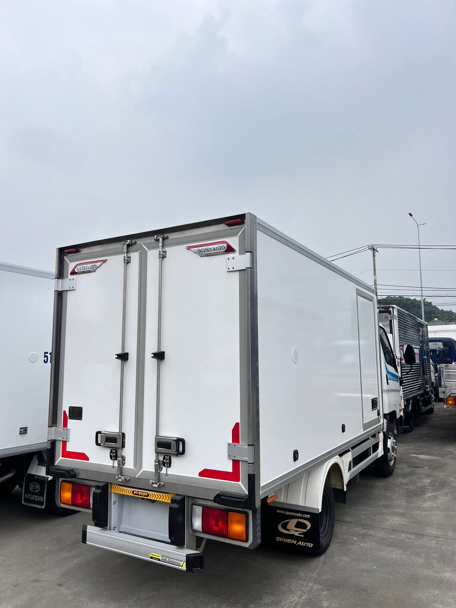 Hyundai N250 thùng đông lạnh – góc chụp 3