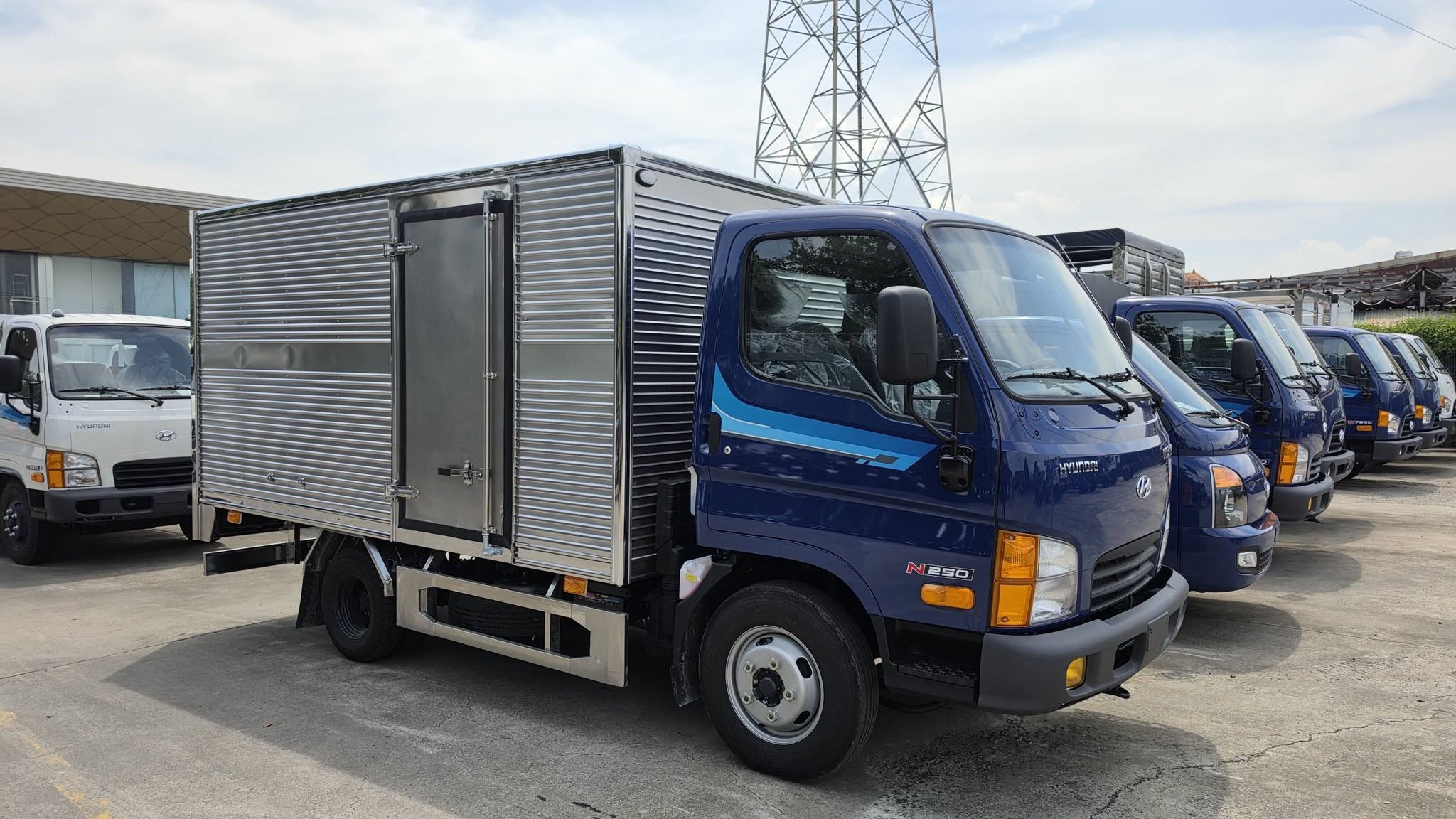 Hyundai N250 thùng kín vách inox – góc chụp 1