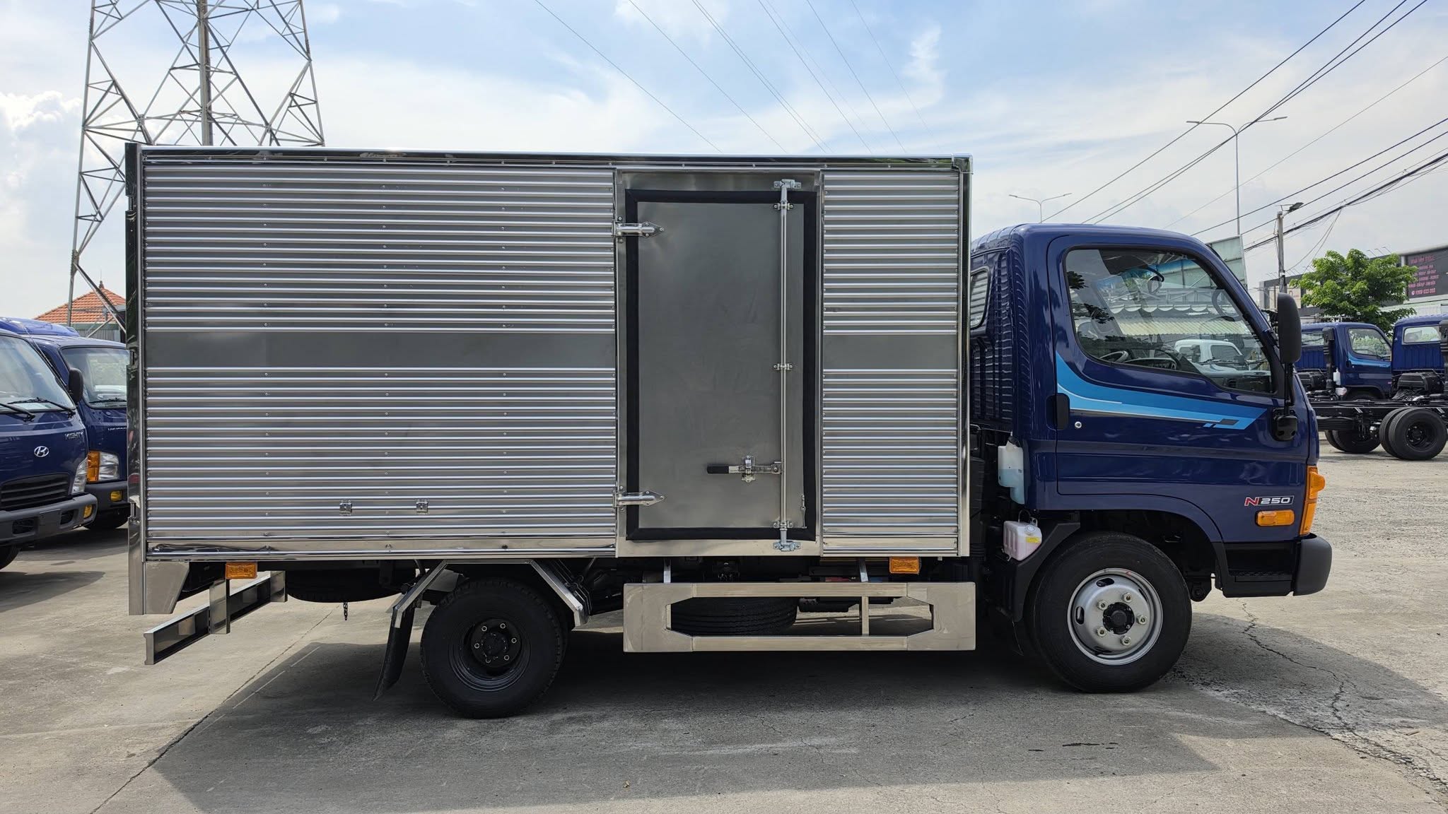 Hyundai N250 thùng kín vách inox – góc chụp 3