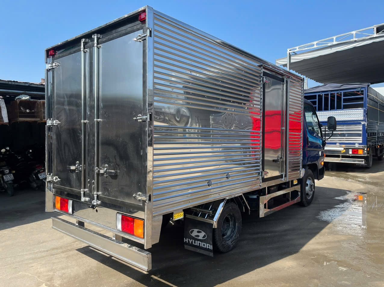 Hyundai N250 thùng kín vách inox – góc chụp 5