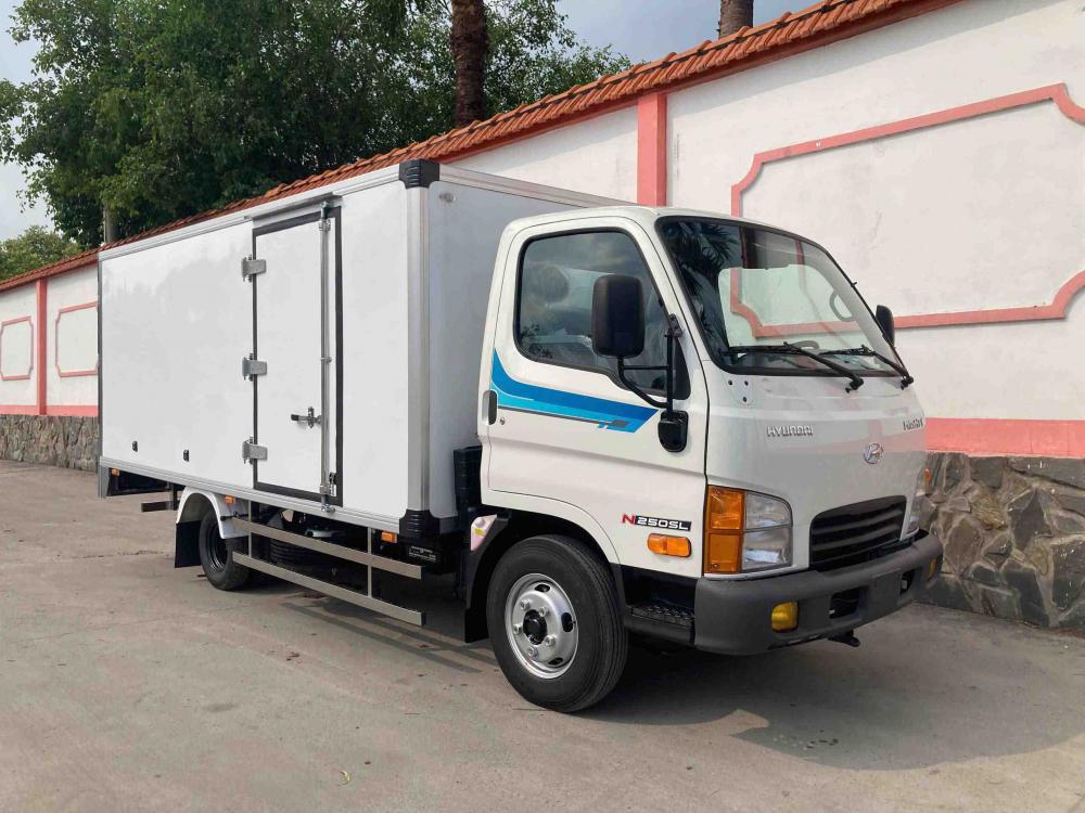Hyundai N250SL thùng kín Composite – góc chụp 1