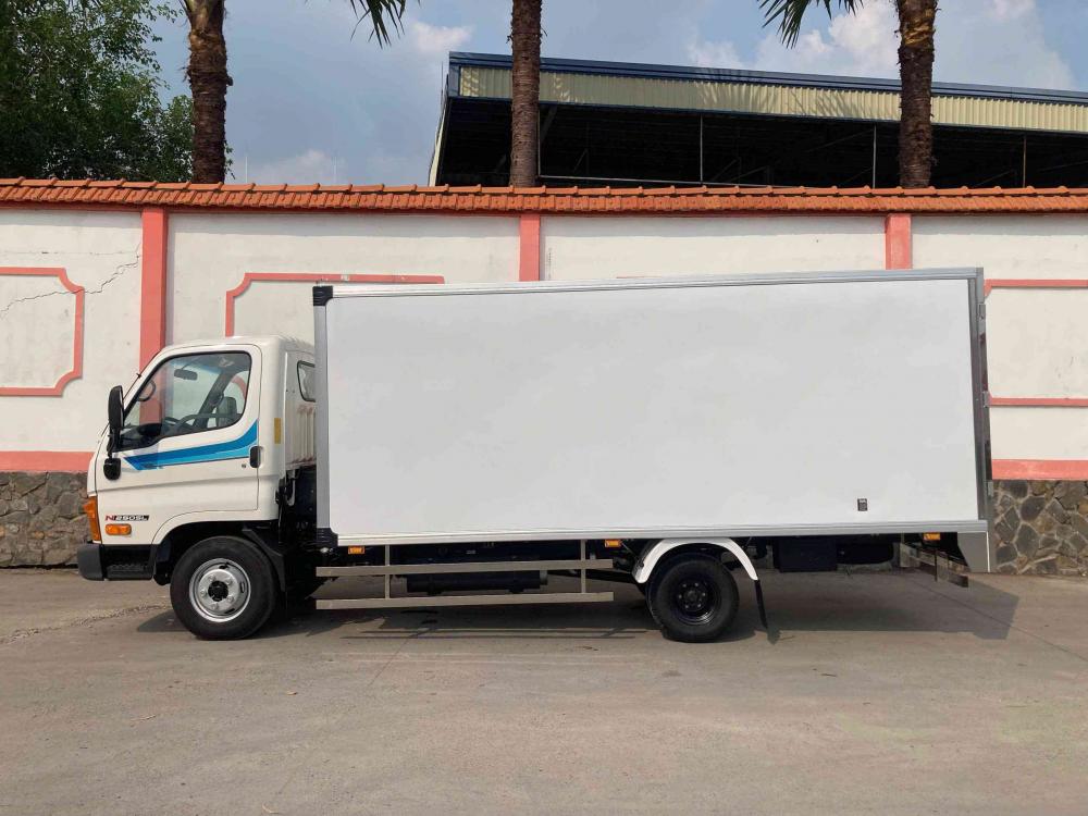 Hyundai N250SL thùng kín Composite – góc chụp 2