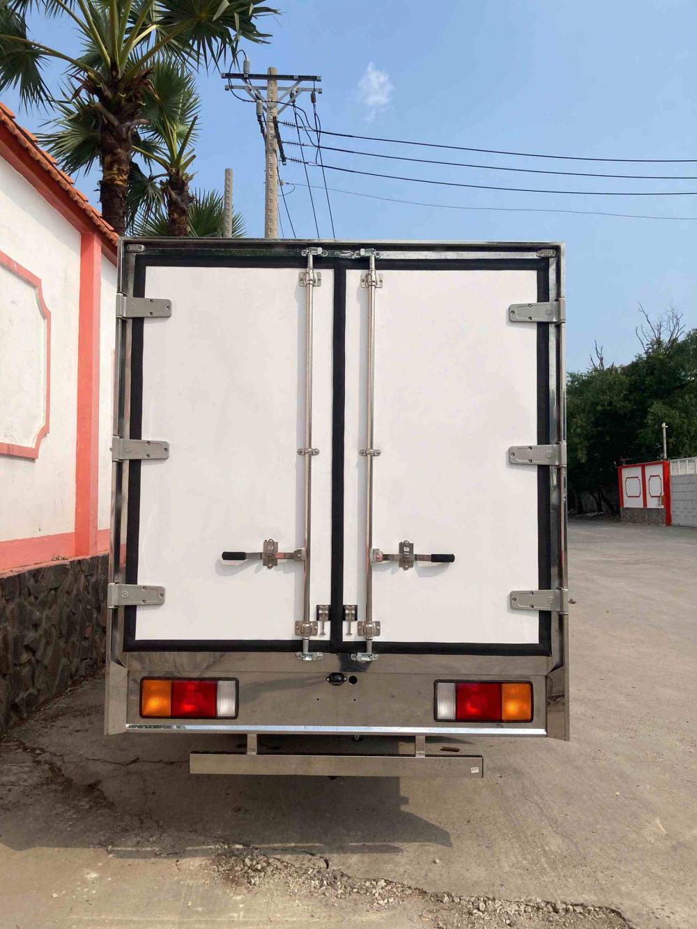 Hyundai N250SL thùng kín Composite – góc chụp 4