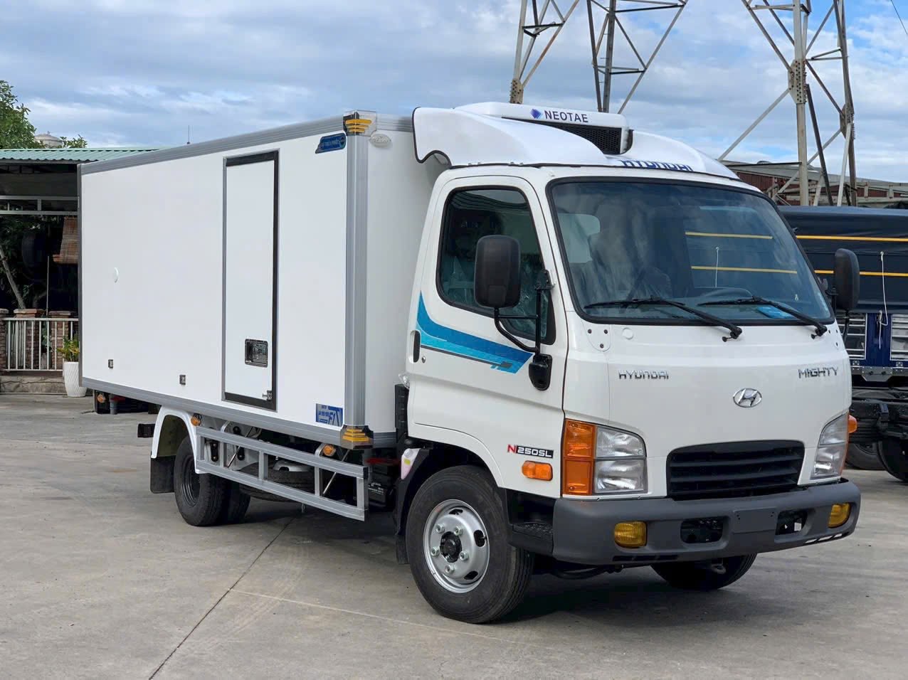 Hyundai N250SL thùng đông lạnh – góc chụp 1