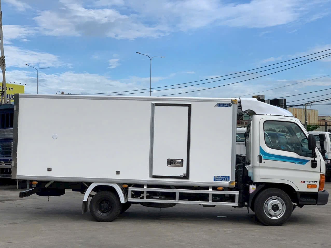 Hyundai N250SL thùng đông lạnh – góc chụp 4