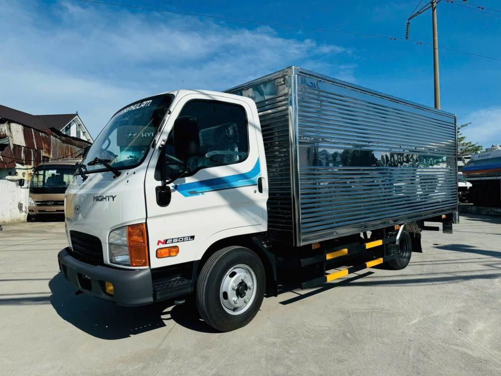 Hyundai N250SL thùng kín vách inox – góc chụp 1