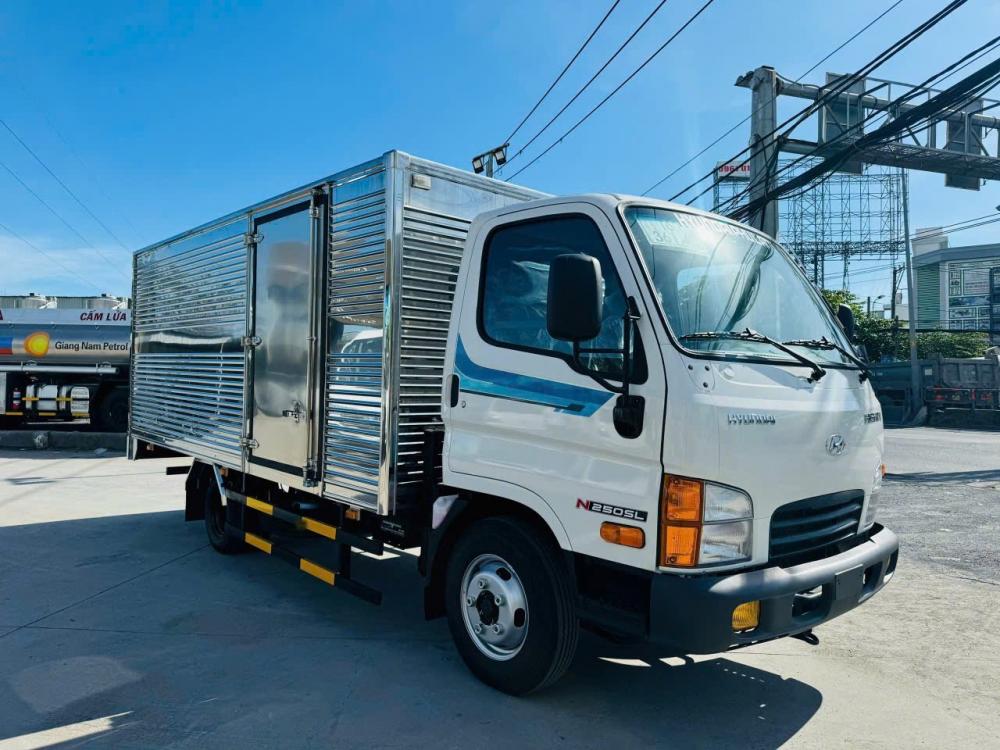 Hyundai N250SL thùng kín vách inox – góc chụp 2