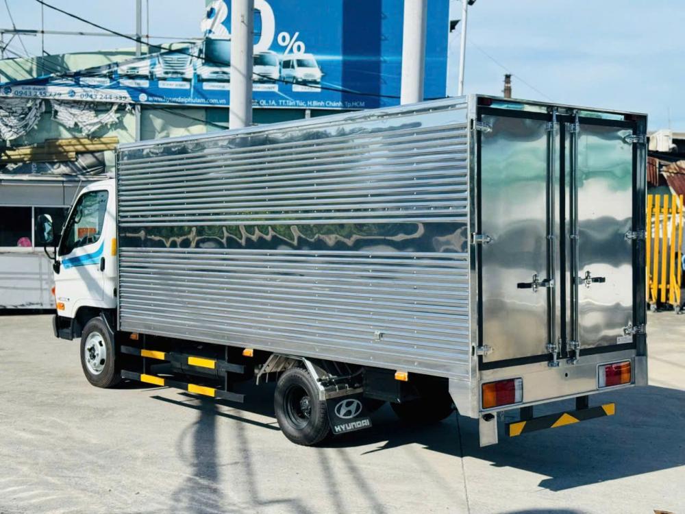 Hyundai N250SL thùng kín vách inox – góc chụp 3