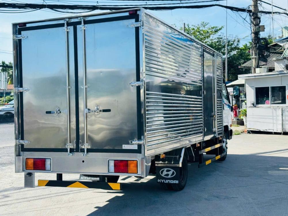 Hyundai N250SL thùng kín vách inox – góc chụp 4